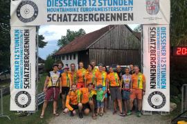In Dießen am Ammersee fand am vergangenen Samstag die 12 Stunden Mountainbike Europameisterschaft statt. Unter den über 400 Startern waren auch schnelle Teams aus Olching und Gröbenzell. Das Olchinger Medsportteam mit Markus Pielenz, Fabian Konrad, Simon Junkunz und Nico Bortscheller fuhr in der Königsklasse der 4er Herrenteams einen sehr guten 3. Platz ein. 