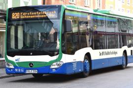 Nicht ganz leise geht es zu, wenn Grundschüler der vierten Klassen den Wettbewerb zum richtigen Einsteigen in den Bus gewinnen wollen: Ist es die Gruppe, die nacheinander einsteigt oder diejenigen die alle auf einmal zur Tür stürmen?