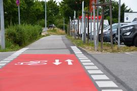 Ausdauernde Hilfsbereitschaft bewiesen am Donnerstag, 04.07.2019, gegen 13.20 Uhr, vier Helfer vor einem Supermarkt in der Kurt-Schuhmacher-Straße in Fürstenfeldbruck.  Zunächst beobachtete eine aus Mammendorf kommende Zeugin, wie ein 68jähriger Germeringer, der zu Fuß von dem Fuß-und Radweg die Böschung hinauf auf die Kurt-Schuhmacher-Straße steigen wollte, nach hinten fiel und mit dem Hinterkopf auf dem Teer aufschlug. 