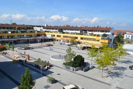 Gestern gegen 22.00 Uhr ereignete sich auf dem Geschwister-Scholl-Platz eine kuriose Geschichte, welche dem Geschädigten mehrere Hundert Euro kostete. Ein rumänischer LKW-Fahrer sprach zwei Mädchen an und wollte sie zum Essen einladen. 