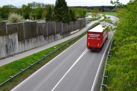 Das Staatliche Bauamt setzt die Lärmschutzwand neben der B 471 in Schöngeising Fahrtrichtung Fürstenfeldbruck instand. Im Zuge der Baumaßnahme kommt es in Schöngeising auf der B 471 voraussichtlich bis Ende Oktober 2019 zu Verkehrsbeeinträchtigungen. 
