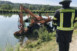 Ein 25-Jähriger aus dem Landkreis Aichach-Friedberg rutschte am 17. Juli gegen 10 Uhr mit seinem MB-Truck mit Mähwerk bei Mäharbeiten im Auftrag der Stadt Fürstenfeldbruck im Bereich der Fürstenfelder Str. auf der Böschung ab und teilweise in den Stausee der Amper. 