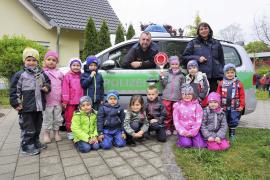Olching – Das die Polizei nicht nur mit Verbrechensbekämpfung und Verkehrsdelikten zu tun hat, beweisen die Beamten der Polizeidienststelle Olching. Prävention und Aufklärung gehören genauso zu ihrem Job und machen auch den Polizisten viel Freude. 