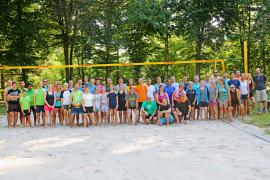  Das Wetter hat es auch in diesem Jahr wieder besonders gut mit den Freizeitvolleyballern des WSV Olching gemeint. Beim mittlerweile zum 19ten Mal ausgetragenem Turnier pritschten und baggerten die Spieler bei heißen 30 Grad um den Sieg. 