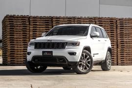 Bei einer Kfz-Werkstatt in der Breslauer Straße kam es in der Nacht vom 12. auf 13. Juli zum Diebstahl von Autoteilen. Dabei entfernte der Täter die beiden Rücklichter eines auf dem Gelände abgestellten Jeep Grand Cherokee. 
