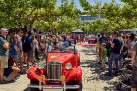 Vergangenen Sonntag sammelten sich trotz fast 40 Grad im Schatten über 350 Oldtimer und Klassiker zum Oldtimertreffen mit „Concours d’Élégance Fürstenfeld“ bei Classic meets Classics. Traumhaftes Sommerwetter, familienfreundlich freier Eintritt, fünf Konzerte und verschiedene Foodtrucks lockten zahlreiche Besucher zu der in dieser Größenördnung einzigartigen Veranstaltung unter der Schirmherrschaft von OB Andreas Hass.