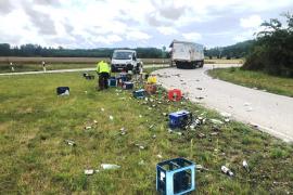 Mittwochnachmittag fuhr ein Getränkelaster wohl zu forsch in die Ausfahrt FFB-Mitte auf der B 471. Da die Ladung wahrscheinlich schlecht gesichert war, durchschlug eine Palette mit Getränkekisten  die LKW-Plane und kippte auf die Fahrbahn.