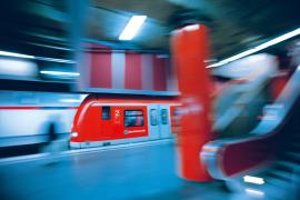Die Modernisierung der unterirdischen S-Bahn-Stationen auf der Stammstrecke München schreitet weiter voran. Ein Bauschwerpunkt findet in den Sommerferien statt. Die Fahrgäste  müssen sich daher auf Einschränkungen einstellen. 