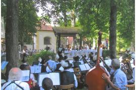 Feiern in Grünsink – das hat Tradition. Auch heuer finden wieder die Grünsinker Feste statt und es darf gefeiert werden. Wie im vergangenen Jahr finden das Erste und das Zweite Grünsinker Fest jeweils nur noch an den Sonntagen statt. Zu Essen und Trinken gibt es an beiden Veranstaltungstagen und das jährliche Markttreiben fehlt auch nicht.