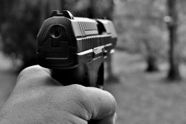 Am späten Samstagnachmittag teilte ein 35jähriger Fürstenfeldbrucker über Notruf mit, dass er zwei Asylbewerber in der Hasenheide in Fürstenfeldbruck gesehen hatte, die mit einer Schusswaffe herumhantieren. Einer hätte damit in die Luft gezielt und sich die Waffe auch an den Kopf gehalten.