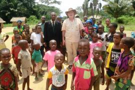 Für die 40 Jahre Partnerschaft zwischen Olching und Yaloya im Kongo leisteten viele Helfer eine erfolgreiche Arbeit. Das Yaloya-Team plant nun für die nächsten 40 Jahre. Die Partnerschaft auf Augenhöhe zwischen Olching und Yaloya soll nachhaltig sein. Darum sucht das Yaloya-Team weitere Mitarbeiter. 