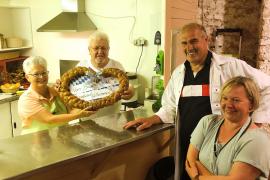 Vom Brucker Bauernmarkt gibt es immer wieder erfreuliches zu berichten. Jetzt kommt wieder „Leben in die Bude“ sagte Sepp Unglert, der Vorsitzende der Bauernquelle anlässlich der Wiedereröffnung des Grillstandes am Brucker Bauernmarkt.