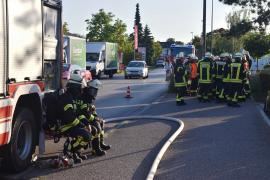 Ein Großaufgebot an Feuerwehr- und Rettungsdienstkräften wurden am Sonntagnachmittag in das Olchinger Gewerbegebiet an der Johann-G.-Gutenberg Str. gerufen. Mitarbeiter einer dort ansässigen Großbäckerei meldeten eine starke Rauchentwicklung in der ca. 1600qm großen Produktionshalle. 