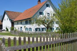 Am 21. September 2019 öffnet das Bauernhofmuseum Jexhof die Pforten seines Zwischendepots in Unterschweinbach, Boschstraße 2. Von 13.30 bis 17:00 Uhr können Interessierte Objekte, die aus der Sammlung ausgemustert wurden, käuflich erwerben. 
