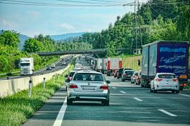 - Bei der Rettung von Verletzten kommt es auf jede Sekunde an. Wie schnell die Rettungskräfte nach einem schweren Unfall auf der Autobahn vor Ort sind, hängt allerdings auch davon ab, ob Autofahrer im Stau richtig reagieren und rechtzeitig eine Rettungsgasse bilden, wie es die Straßenverkehrsordnung verpflichtend vorschreibt.