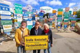 - Über 3.000 Touristen aus der ganzen Welt haben sich schon in dem völkerverbindenden Fernweh-Park im oberfränkischen Markt Oberkotzau bei Hof an dort installierten Pfählen mit Ortsschildern, Straßenschildern, Autokennzeichen und individuellen Schildergrüßen verewigt. 