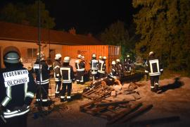 Am Samstagabend gegen 23:45 Uhr wurden die Feuerwehr Olching zum Kreuzungsbereich Haupt- Ecke Bahnhofsstraße alarmiert, da ein Anwohner deutlichen Brandgeruch von seinem Balkon aus wahrgenommen hatte. Nachdem die Erkundung im Bereich des Wohnhauses keine Feststellung gebracht hatte, wurde die Suche ausgedehnt und es konnte Rauch im Bereich der alten Bahnmeisterei (altes Bahngelände oberhalb des Fußgängerweges an der Verlängerung der Nöscherstraße Richtung Hauptstraße) ausgemacht werden. 