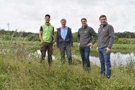Von links: Sebastian Böhm, Peter Drexl, Markus Wäcker und Ingmar Jäschke mit einem Exemplar des Großen Wiesenknopfs (Mitte).