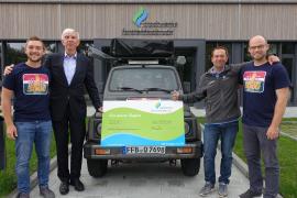 Der neue Stadtwerke-Geschäftsführer Bernd Romeike und Betriebsratsvorsitzender Lukasz Spychalski bei der Scheckübergabe an Ludwig Müller und Markus Merkl. 