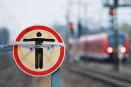 Am vergangenen Samstag ging ein 73-Jähriger im Bereich Puchheim zu Fuß zwischen zwei Gleisen. Ein Zug stoppte, um den Mann nicht zu gefährden. Zwei im Zug befindliche Bundespolizisten stellten den Mann, der sich keiner Schuld bewusst war.
