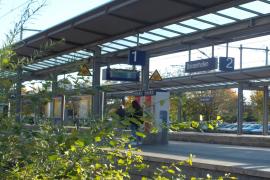 Am Dienstag wollte ein volltrunkener 40-Jähriger die S-Bahn am Endhalt in Deisenhofen nicht verlassen. Gegenüber Bundespolizisten wurde er aggressiv und leistete Widerstand, sodass er mit auf die Dienststelle kommen und dort einige Stunden verweilen musste.