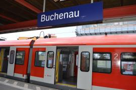 - Am Dienstagabend verletzte ein 74-Jähriger einen 72-Jährigen in einer S-Bahn bzw. auf dem Bahnsteig des Haltepunktes Buchenau mit einem Teppichmesser. Alarmierte Landespolizisten konnten den Mann noch am Haltepunkt festnehmen und den verletzten Fürstenfeldbrucker notversorgen.