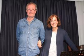 Die Herbstzeit hat begonnen und auch der Germeringer Roßstall startet mit seinem neuen Programm in die Saison. Das neue Stück „Job-Suey – Kein Dinner für Sünder“ feierte Anfang Oktober Premiere.