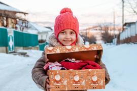 Germering - Die Geschenkaktion „Weihnachten im Schuhkarton“ startet in die neue Saison. Auch dieses Jahr ruft der Träger der Aktion, „Geschenke der Hoffnung“, dazu auf, Kinder in Not mit einem gefüllten Schuhkarton zu beschenken. Die Päckchen, deren Inhalt allerdings nur neue Dinge sein dürfen, können bis zum 15. November zu einem Abgabeort gebracht werden. 