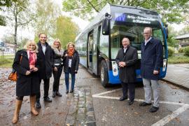 - Das Thema Elektromobilität ist in aller Munde und gerade für den Öffentlichen Personennahverkehr (ÖPNV) wächst die Bedeutung an umweltschonenden Verkehrsmitteln. Mit dem Bus des Modells Aptis wurde zum ersten Mal eine moderne Variante für den MVV-Regionalbusverkehr am Landratsamt Starnberg vorgestellt. 