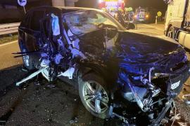Der Fahrer des BMW wurde bei dem Unfall leicht verletzt und mit dem Rettungswagen in ein Krankenhaus gebracht. Sein Fahrzeug hat nach Einschätzung der aufnehmenden Beamten einen Totalschaden erlitten, welcher wohl an die 40.000 Euro heranreicht.