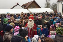 Die Gemeinde Jesenwang, die Jesenwanger Vereine sowie die ortsansässigen Gruppierungen laden am 1. Dezember 2019 bereits zum 4. Jesenwanger Christkindelmarkt ein. Was aus einer Idee von Rosemarie Göttner zur Unterstützung der Renovierung von der gemeindeeigenen Kirche „Maria Himmelfahrt“ auf Bergkirchen entwickelte, ist mittlerweile ein fester Bestandteil im Gemeindeleben in Jesenwang geworden.