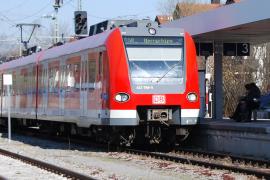 -  Die S-Bahn München setzt ab dem 11. November weitere Taktverstärkerzüge wieder aufs Gleis. Zu den zwölf Fahrten, die seit dem 21. Oktober auf der S3 im Fahrplan stehen, kommen auf dieser Linie nun sieben weitere Taktverstärker-Züge hinzu – vier zur morgendlichen Berufsverkehrszeit und drei abends.