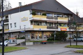 Am Dienstagabend, den 26.11.2019, kurz vor 19.00 Uhr, forderte ein maskierter Täter unter Vorhalt einer Schusswaffe Geld von der Kassiererin des NETTO-Supermarktes in der Heckenstraße.