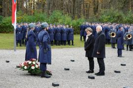 Am Samstag, den 16. November 2019 gedachte die Luftwaffe im Rahmen eines militärischen Zeremoniells am Luftwaffenehrenmal in Fürstenfeldbruck der Opfer beider Weltkriege, der Opfer der Luftfahrt und der verstorbenen Soldaten der Luftwaffe, die in der Bundeswehr für die Erhaltung des Friedens ihr Leben gelassen haben.