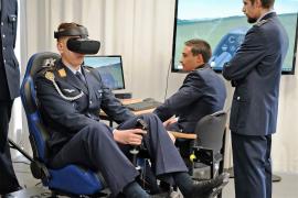 Die Offizierschule der Luftwaffe hat einen der weltweit modernsten Flugsimulatoren für die Segelflugschulung erhalten, die Teil der Offizierausbildung ist. 