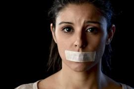 Am 20.11.2019 gegen 21.00 Uhr, wurde der Polizeiinspektion Olching von der Integrierten Leitstelle mitgeteilt, dass es in Gröbenzell zu einem häuslichen Gewaltvergehen gekommen ist. Ein betrunkener 45jähriger hatte seine 40jährige Frau geschlagen und deren Finger umgebogen.