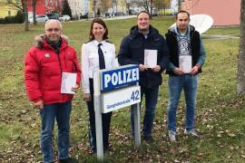 Am 19.11.2019 wurden durch die Polizeiinspektion Fürstenfeldbruck drei couragierte Bürger ausgezeichnet. Wie bereits im Amper-Kurier berichtet, konnten mit Hilfe der Zeugen im September drei junge Männer aus Fürstenfeldbruck festgenommen werden, die zuvor in ein Bekleidungsgeschäft in der Maisacher Straße einbrachen und anschließend flüchteten, nachdem der Alarm auslöste. 