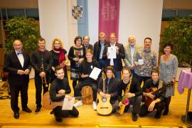 Am Dienstagabend hat Landrat Karl Roth die Kulturpreise des Landkreises Starnberg 2019 verliehen. Die Band JAMARAM, deren Mitglieder vorwiegend aus Weßling und Umgebung kommen und die dort immer noch ihren Probenraum haben, hat den Kulturpreis erhalten. 