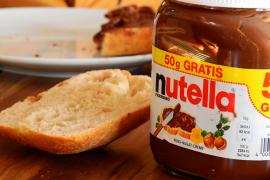 Eine 46-jährige Frau versuchte große Mengen Nutella aus einem Geschäft in der Schöngeisinger Straße zu schmuggeln. Zunächst lud sie sich zwei Paletten der Nuss Creme in den Einkaufswagen und bezahlte diese. Nachdem die Ware im Auto verstaut war, betrat sie das Geschäft erneut und lud weitere zwei Paletten Nutella und eine Schachtel Pralinen ein.