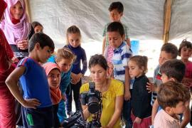 – Die Fotografin Anne Kaiser aus Fürstenfeldbruck reiste im April mit dem Verein Zeltschule e.V. aus München in syrische Flüchtlingslager im Libanon. Hier fotografierte sie die Situation der dort lebenden Flüchtlinge aus Syrien in positiv ansprechenden Bildern. 