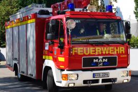 Am Samstagnachmittag war die Gröbenzeller Feuerwehr gegen 17.00 Uhr alarmiert worden, weil aus einem Dachfenster eines Einfamilienhauses in der Parkstraße Rauch drang.
