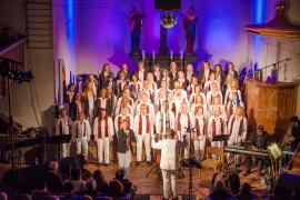 Alle Jahre wieder versetzt der Gospelchor "Sing and Pray" der Erlöserkirche Fürstenfeldbruck das Publikum am dritten Adventswochenende in besinnliche und beschwingte Weihnachtsstimmung. So gab es auch dieses Jahr ein fulminantes Konzert unter der Leitung der Dirigentin Kirsten Ruhwandl mit dem Chor und der Begleitband, Streichern sowie dem Bläserensembles. 