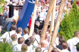 „Ja, wo stellen wir denn künftig unseren Maibaum auf?“ Vor dieser Frage stand der Brauchtumsverein in Gilching. In der Ratssitzung am Dienstag erklärte Bürgermeister Manfred Walter:  „Der aktuelle Maibaumstandort im Altdorf kann mittelfristig nicht mehr genutzt werden, da der Grundstückseigentümer die Fläche anderweitig nutzen möchte. 