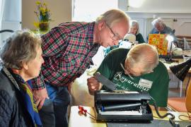 Seit über sechs Jahre wird an fast jedem letzten Samstag im Monat das Germeringer RepairCafé von der Freien evangelischen Gemeinde veranstaltet.  Durch das gemeinsame Reparieren setzen engagierte Bürgerinnen und Bürger ein Zeichen gegen eine sorglose Wegwerf-Gesellschaft und schonen obendrein wertvolle natürliche und menschliche Ressourcen, weil Gebrauchsgüter länger nutzbar bleiben. 