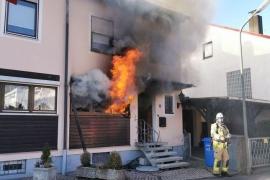 Am vergangenen Sonntag kam es in einem Reihenhaus in der Puchheimer Frühlingstraße zu einem Brand, bei dem eine Person leicht verletzt wurde. Gegen 11.15 Uhr hatte sich die alleinstehende 82-jährige Bewohnerin Essen zubereiten wollen, als das dazu benutzte Fett Feuer fing und die Flammen schließlich auch auf die Einbauküche übergriffen.