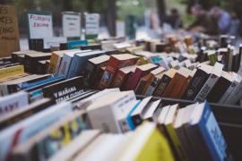 Die kuriosesten Vorfälle spielen nicht immer im Film sondern ereignen sich oft auch im wirklichen Leben, so wie gestern gegen 16.45 Uhr in einer Germeringer Buchhandlung. Dort hielt sich zu diesem Zeitpunkt ein 34-jähriger Mann aus Berlin im Verkaufsraum der Buchhandlung auf, dessen Blick in der Folge nach eigener Aussage „rein zufällig“ an einer im Büro abgestellten Tasche haften blieb.