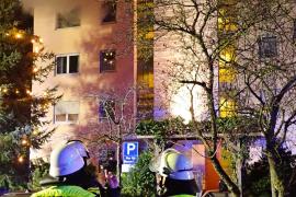 Am Montagabend kam es zu einem folgenschweren Zimmerbrand im Fürstenfeldbrucker Stadtteil Buchenau. Um 21:18 Uhr wurden die Einsatzkräfte der Freiwilligen Feuerwehr Fürstenfeldbruck zu einem Brand in einem mehrgeschossigen Wohnanwesen alarmiert. 