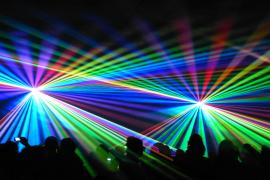 „Licht- und Lasershow statt Böllerei“ – einen entsprechenden Antrag stellte Peter Unger, um die Gilchinger Verwaltung zu motivieren, entsprechende Signale auszusenden. „Jedes Jahr werden beim Silvesterfeuerwerk etwa 4.500 Tonnen Feinstaub in die Luft geblasen. 