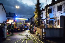 Am 29.01.2020, gegen 16.50 Uhr, setzte ein 88jähriger Olchinger durch Abbrennen einer Wunderkerze seinen Christbaum in Brand. Er versucht noch den Brand zu löschen wurde dabei aber auf Grund der starken Rauchentwicklung bewusstlos. 
