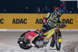 Im Sommer ist Julian Bielmeier mit Vollgas auf den sandigen Speedway-Ovalen Deutschlands für den Motorsportclub Olching unterwegs. Jetzt im Winter wäre der Sand allerdings eher hinderlich, denn der junge Mann zieht bei seiner Rennmaschine die Spikes-Reifen auf und wagt sich auf Glatteis. 